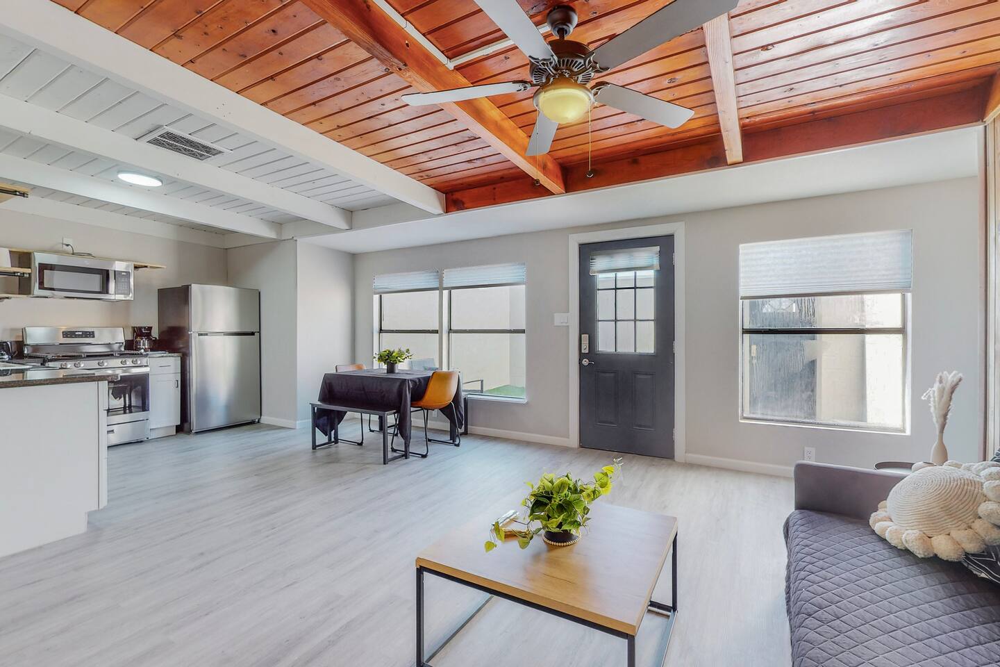 ⟫ Dog Run & Courtyard 2 Bedroom Apt w/King Bed W&D — Albuquerque — vacation rental