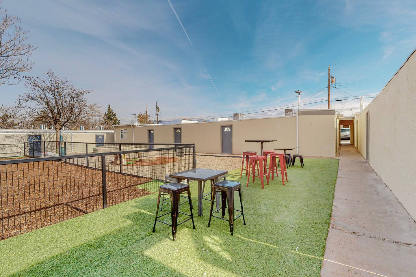 ⟫ Dog Run & Courtyard 2 Bedroom Apt w/King Bed W&D