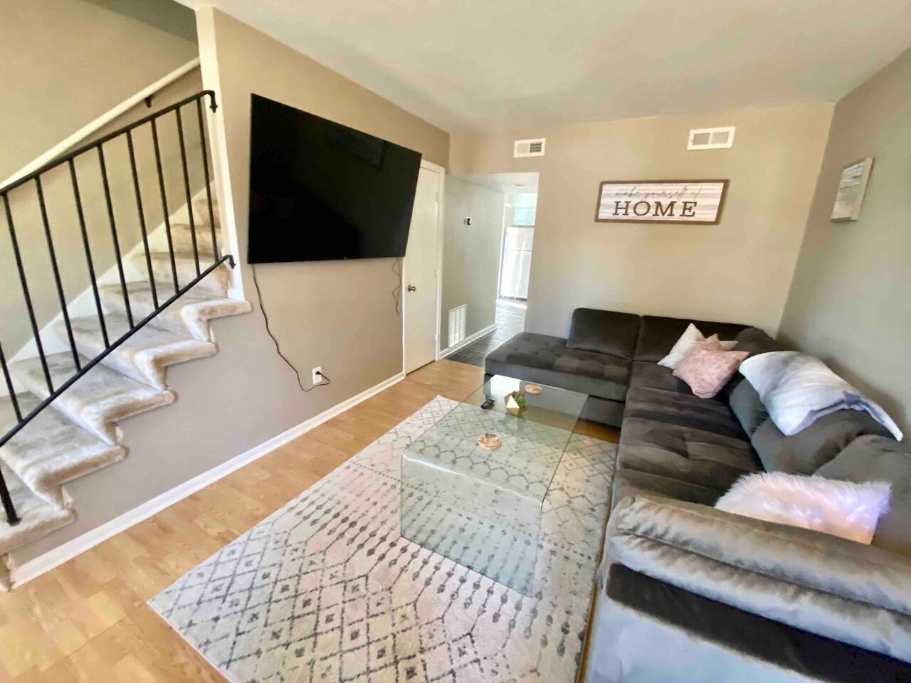 30+ Day Stay, Discounts! 2BR in the VIBE District!