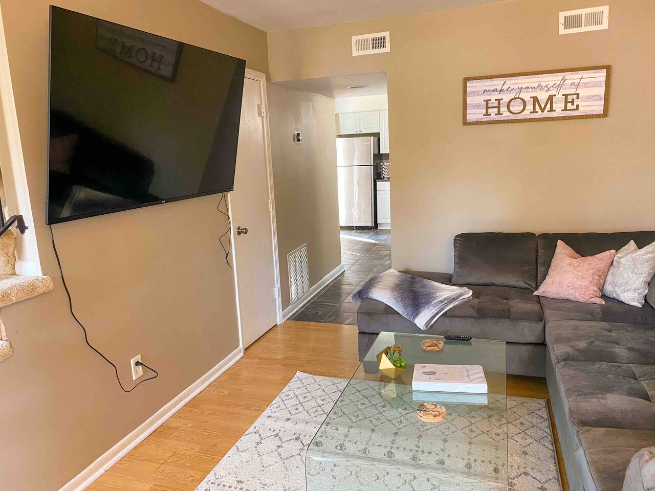 30+ Day Stay, Discounts! 2BR in the VIBE District!