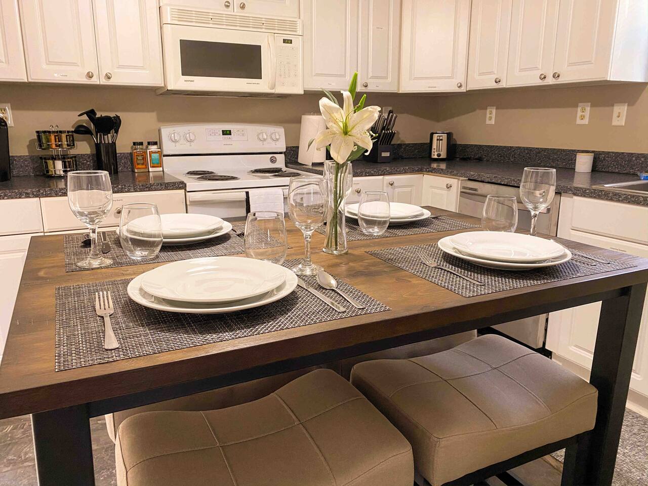 30+ Day Stay, Discounts! 2BR in the VIBE District!