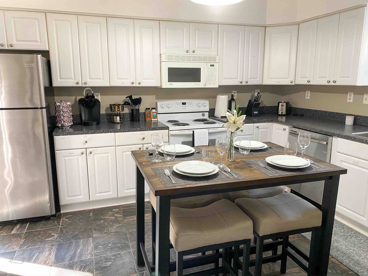 30+ Day Stay, Discounts! 2BR in the VIBE District!