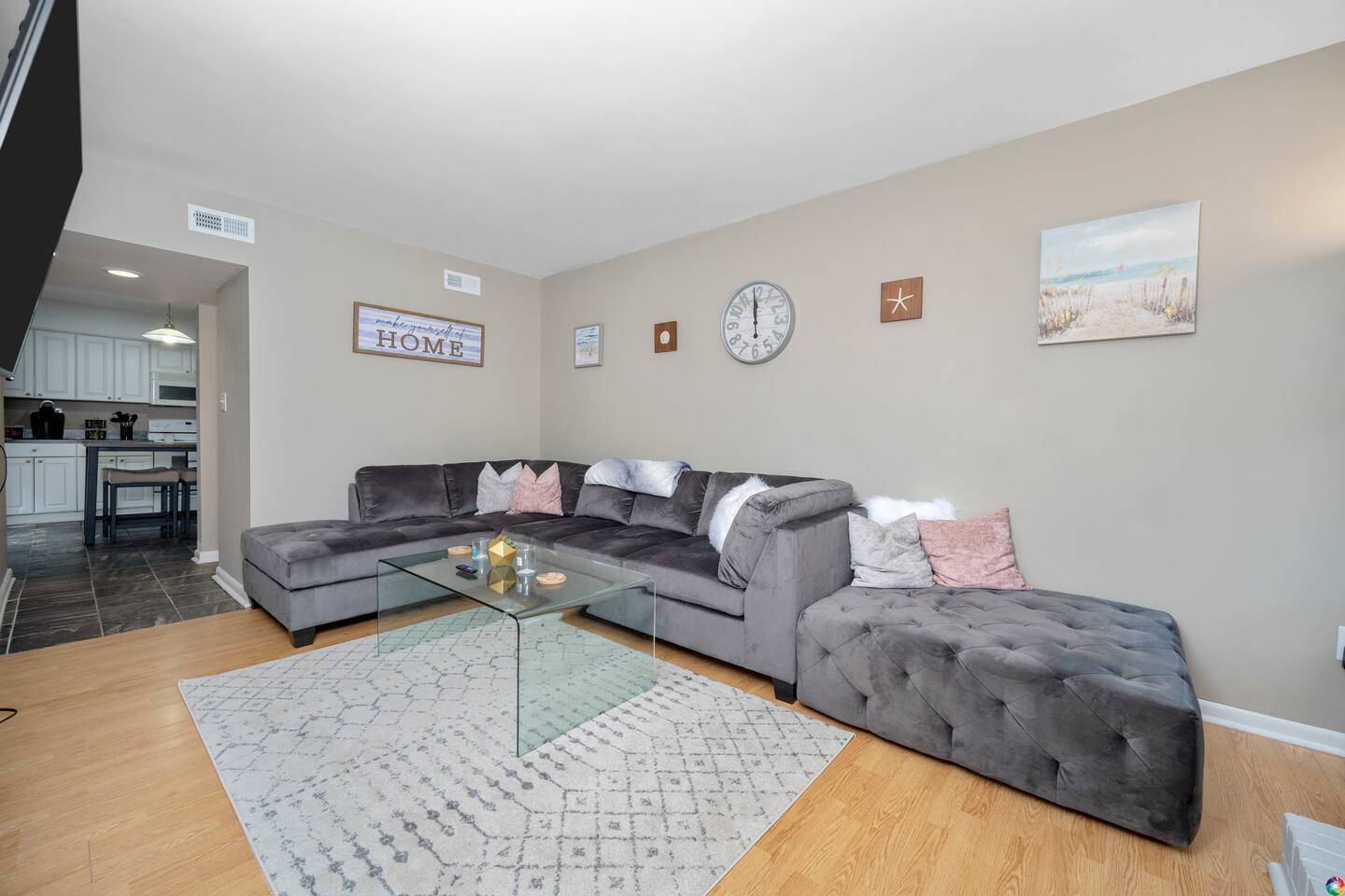 30+ Day Stay, Discounts! 2BR in the VIBE District!