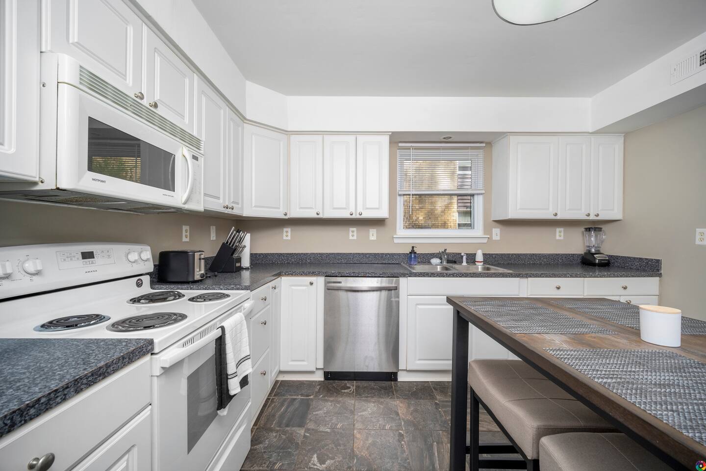 30+ Day Stay, Discounts! 2BR in the VIBE District!