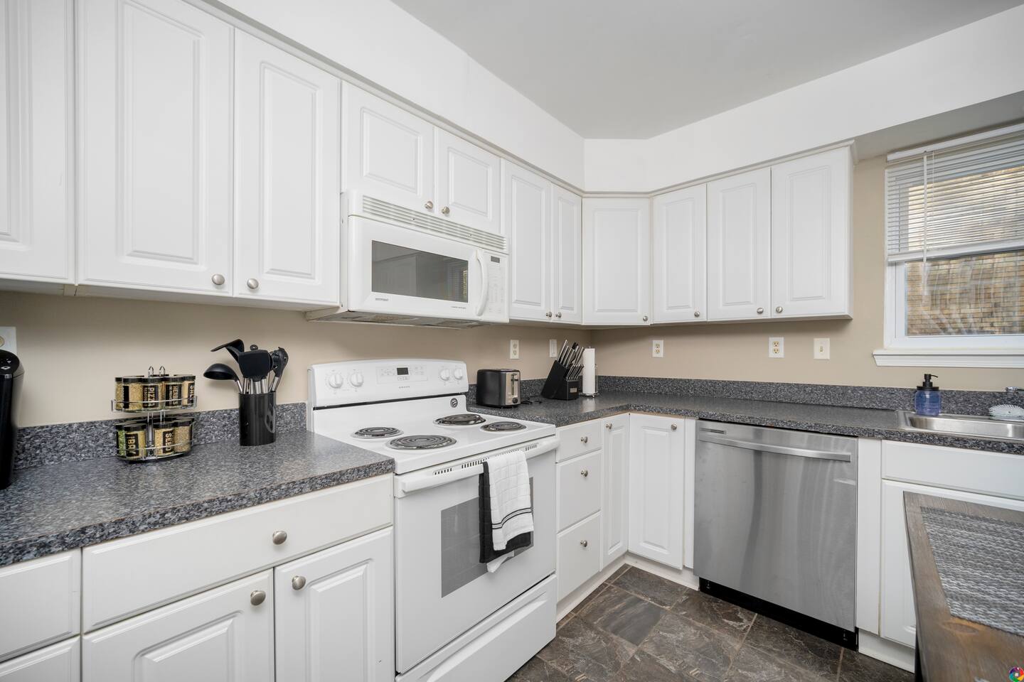 30+ Day Stay, Discounts! 2BR in the VIBE District!