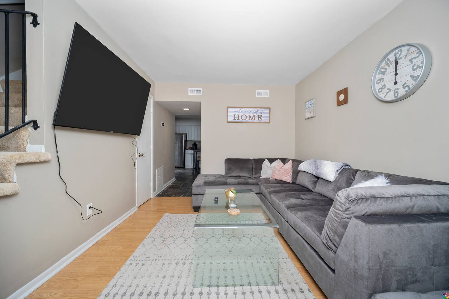 30+ Day Stay, Discounts! 2BR in the VIBE District!