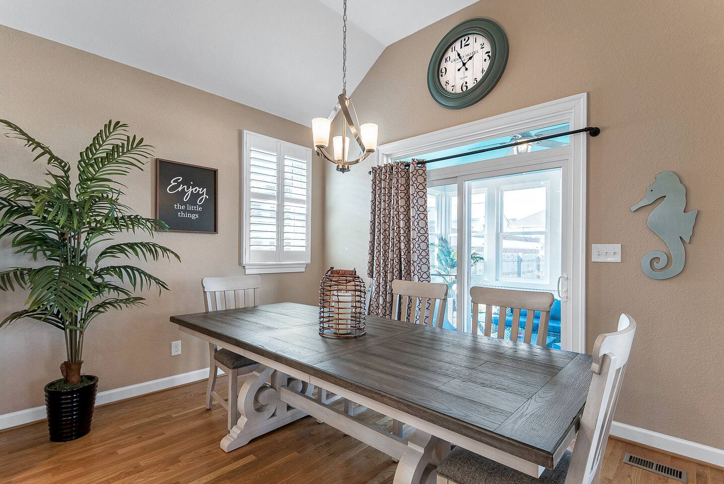 Large 5BR in the Vibe District• Ideal for Groups