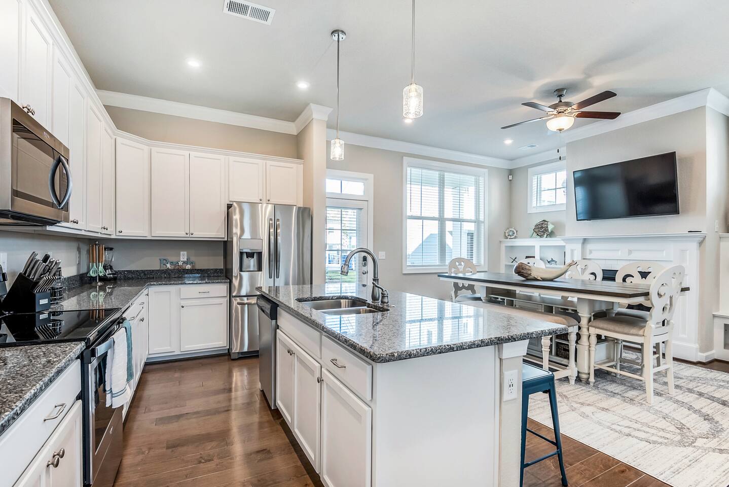 Family-Friendly 4BR Home •2 Living Rooms •Sleeps 8