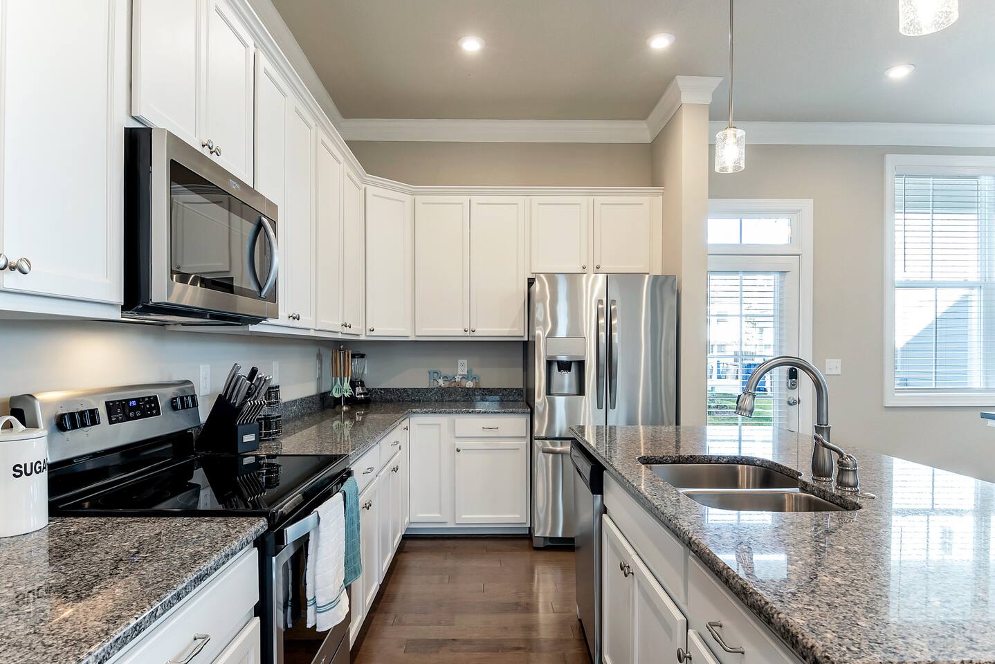 Family-Friendly 4BR Home •2 Living Rooms •Sleeps 8