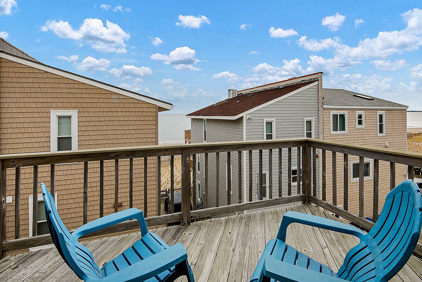 Chic’s Beach 3BR Home • Sleeps 12 • Garage
