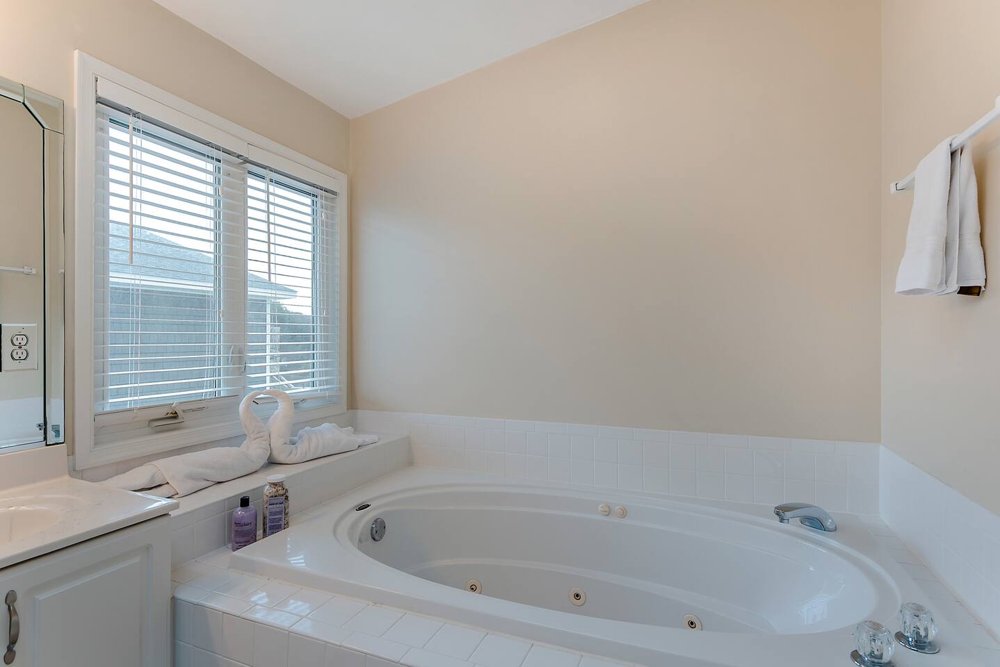 Chic’s Beach 3BR Home • Sleeps 12 • Garage