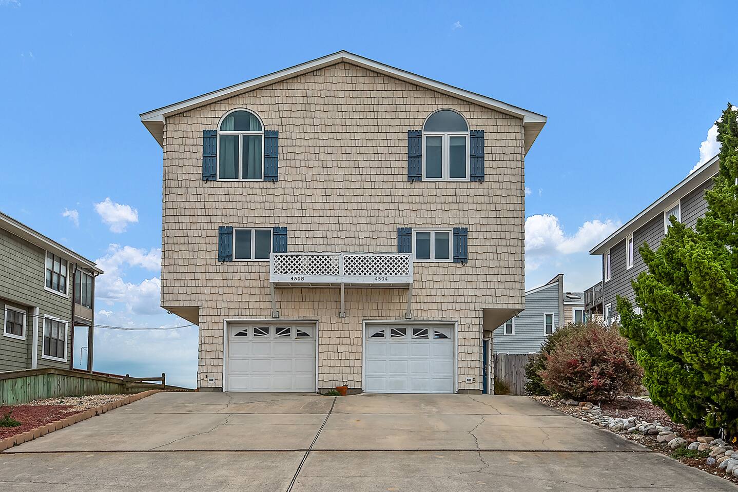 Chic’s Beach 3BR Home • Sleeps 12 • Garage