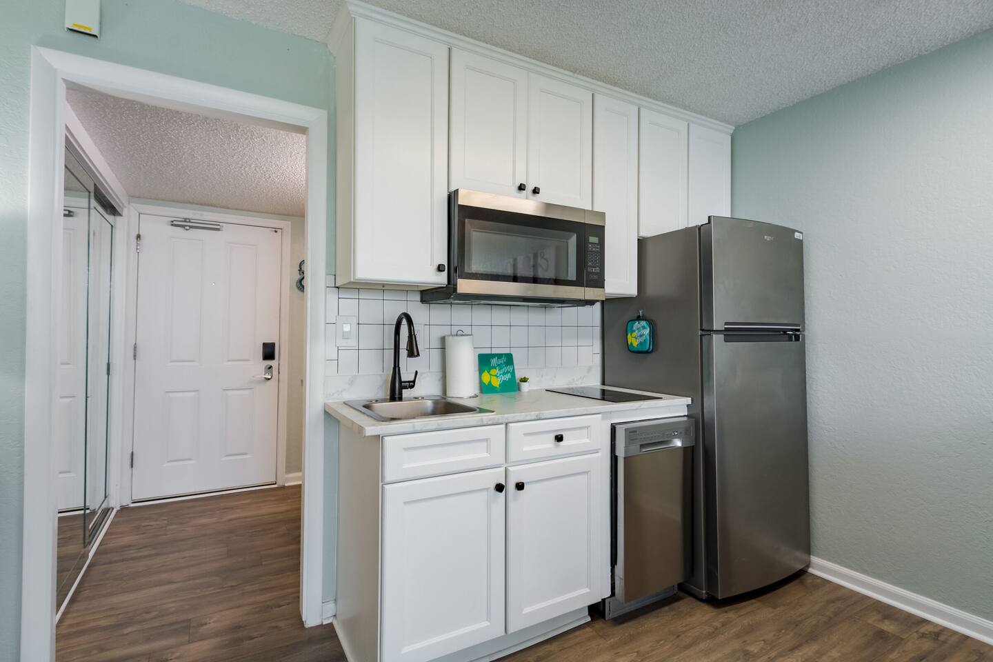 King Oceanfront Suite • Kitchenette & Balcony