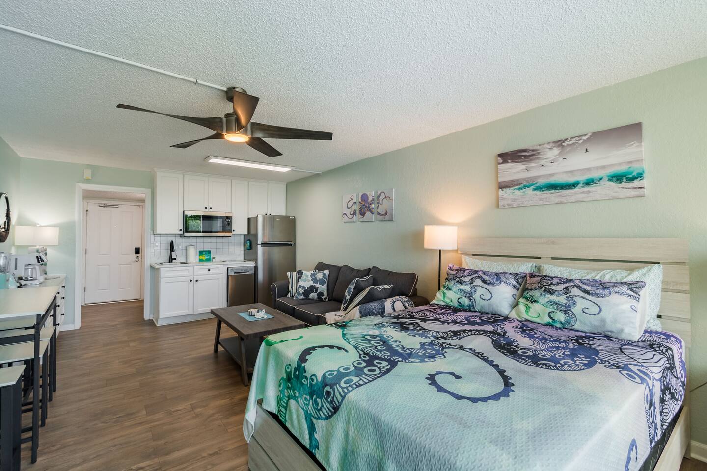 King Oceanfront Suite • Kitchenette & Balcony