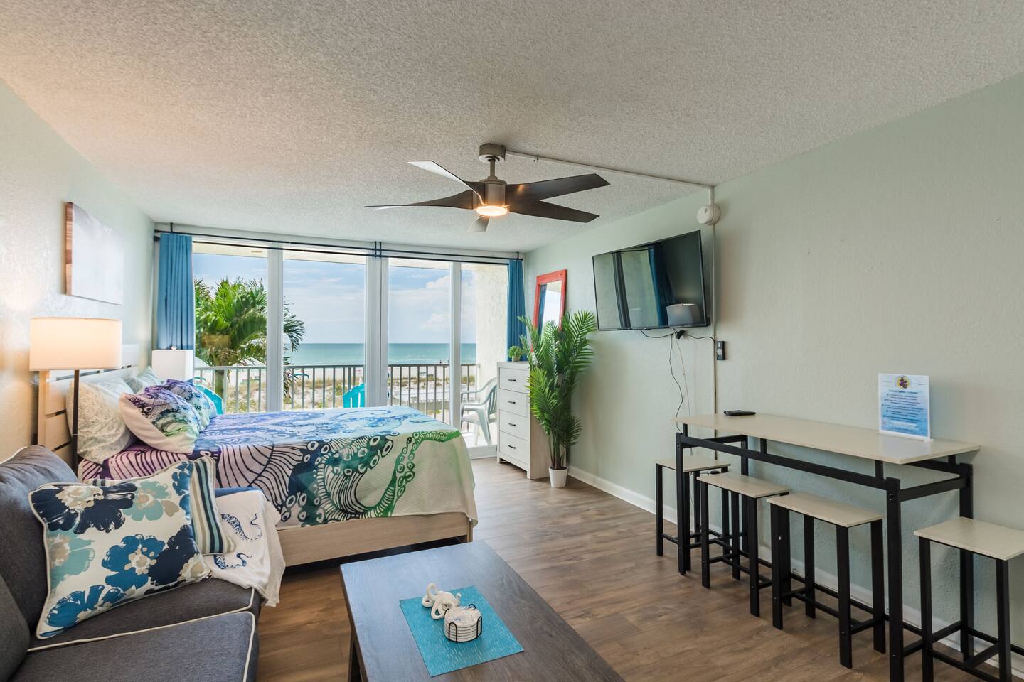 King Oceanfront Suite • Kitchenette & Balcony