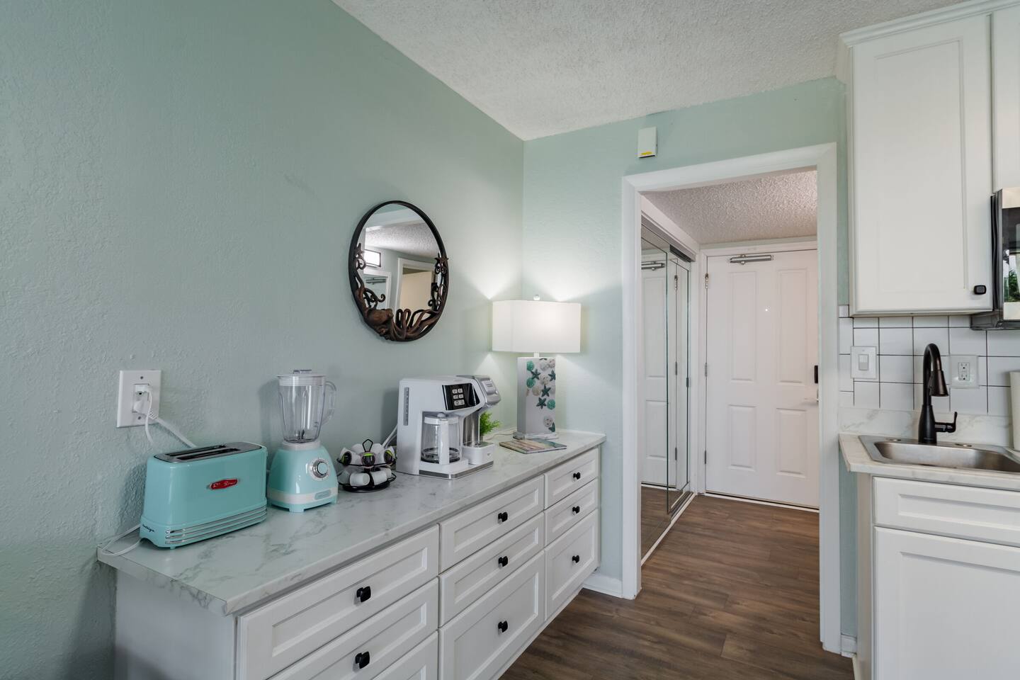 King Oceanfront Suite • Kitchenette & Balcony