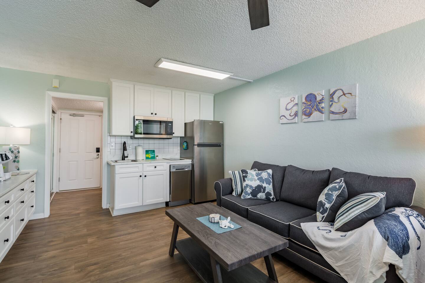 King Oceanfront Suite • Kitchenette & Balcony