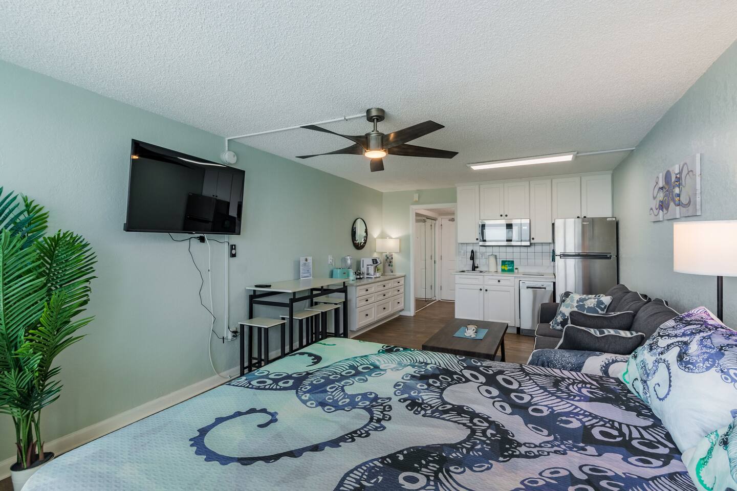 King Oceanfront Suite • Kitchenette & Balcony