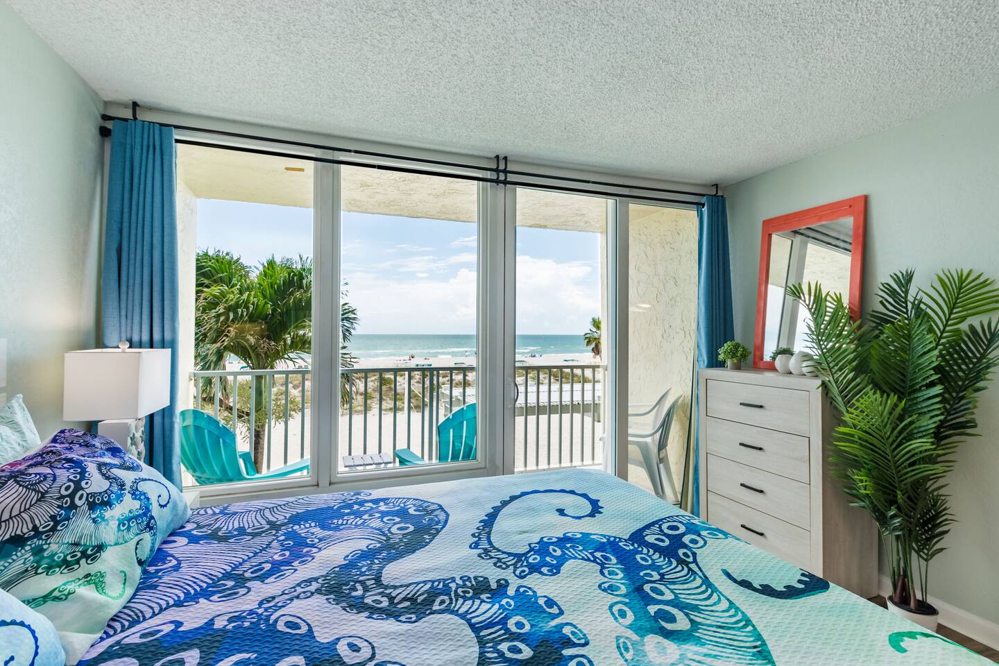 King Oceanfront Suite • Kitchenette & Balcony