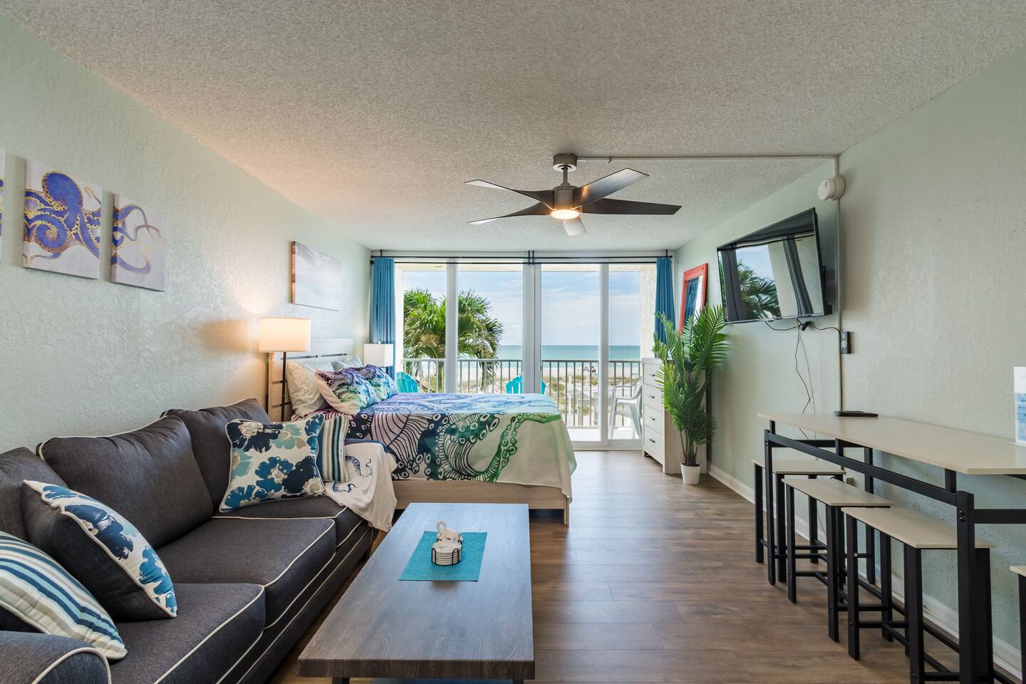King Oceanfront Suite • Kitchenette & Balcony