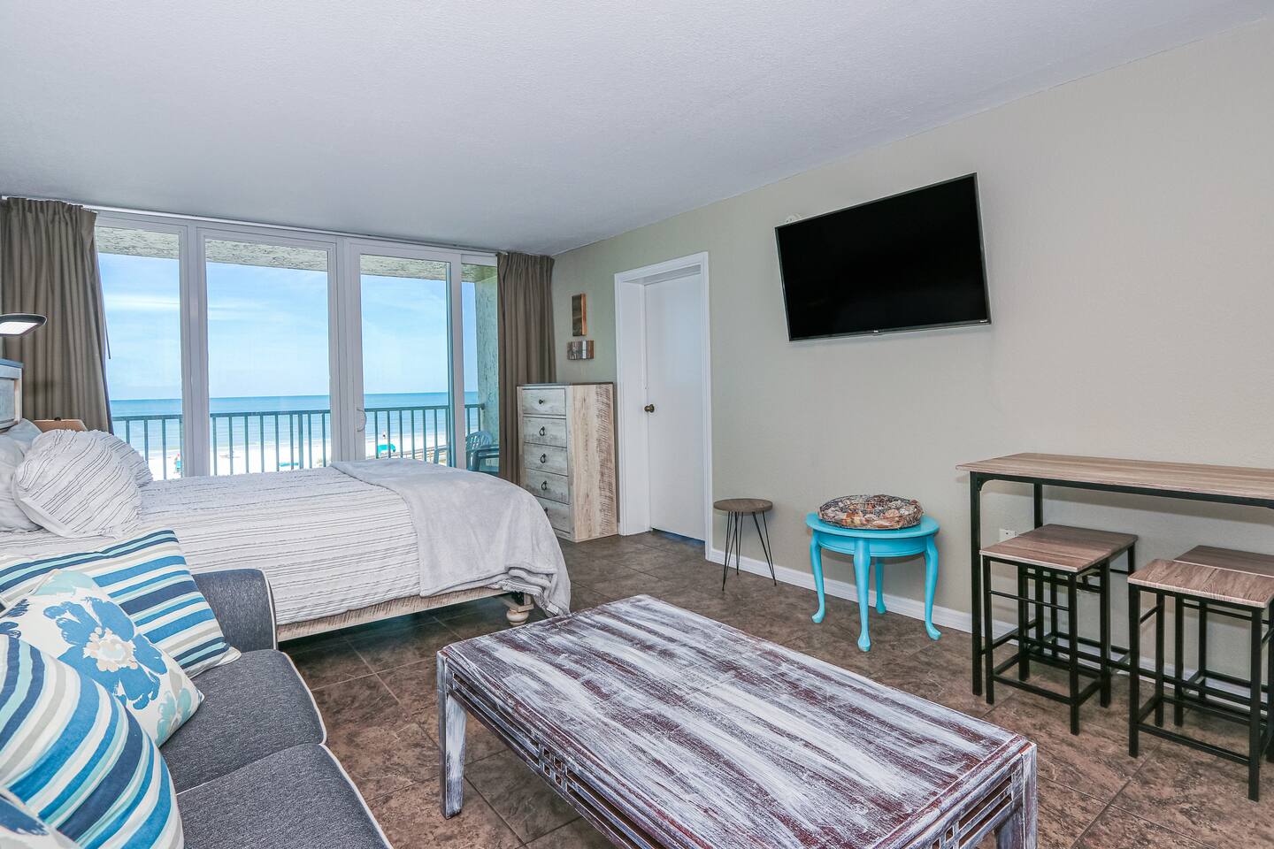 Sea Turtle Suite • Stunning Waterfront Studio