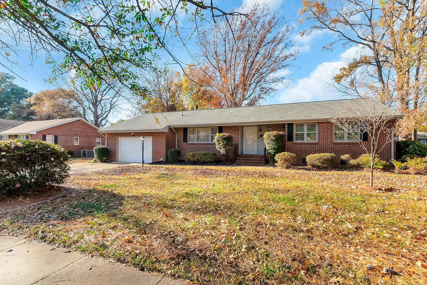 3BR Mid-Century Modern Home • Near Airport