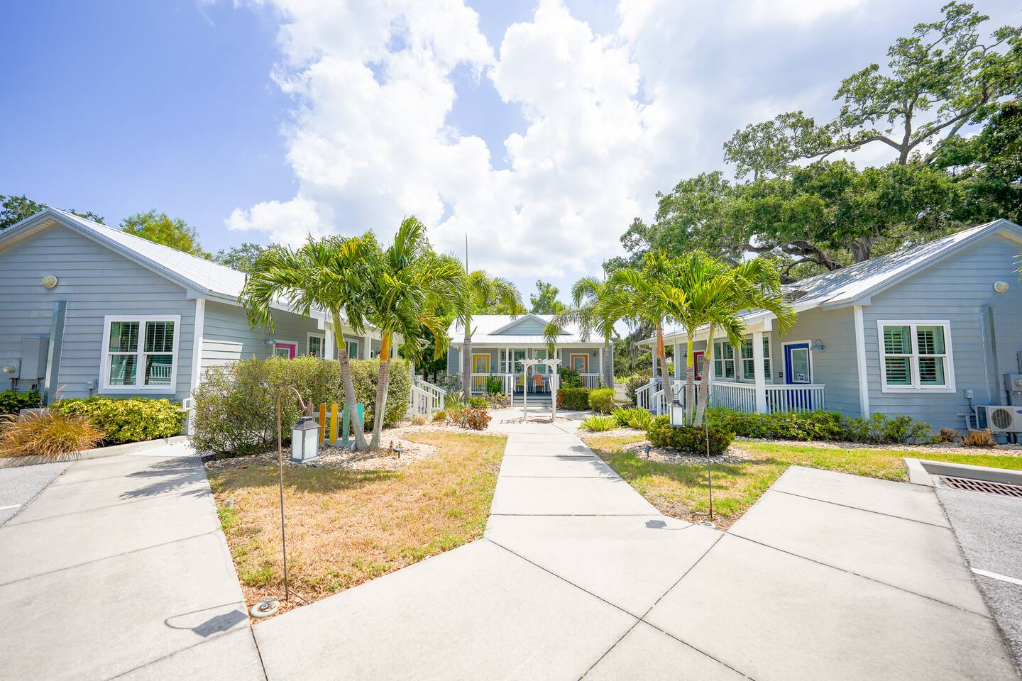 Cottage - Pool - Free Parking - Walkable