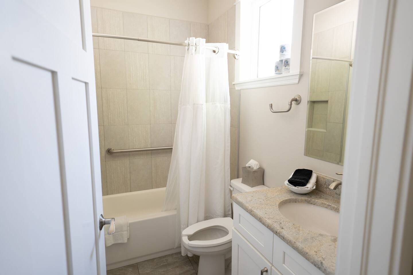 Cottage - Pool - Free Parking - Walkable